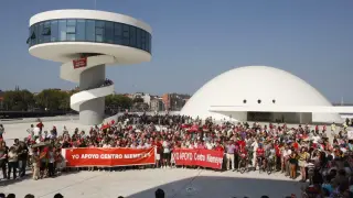 Miles de ciudadanos se manifiestan reclamando la continuidad del Centro Niemeyer