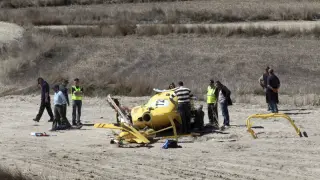 El helicóptero -en la foto, el día del accidente- se estrelló contra un campo de labor.