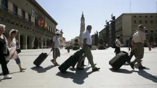 Un grupo de turistas camina por la plaza del Pilar de Zaragoza