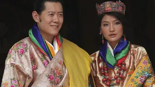 El rey de Bután se casa con una plebeya de 21 años