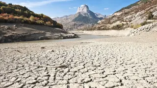 A finales del siglo 21, el cambio climático es probable que aumente la frecuencia y la intensidad de la sequía a escala regional y global. En la imagen, el embalse de Lanuza.
