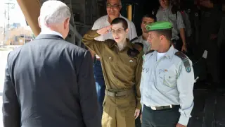 El soldado Shalit saluda a Netanyahu tras su liberación