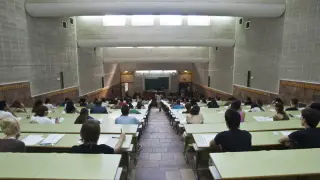 Estudiantes en la facultad de Derecho de Zaragoza