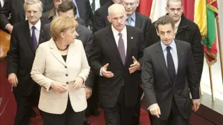 En primer término, Merkel, Papandréu y Sarkozy