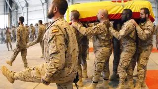 Los militares españoles despiden al sargento Moya