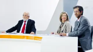 De izda. a dcha., Víctor Morlán, Blanca Puyuelo y Luis Lax, minutos antes de empezar el debate.