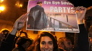 Pancartas contra Berlusconi en las calles de Roma