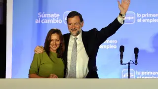 Rajoy, con su esposa, en el balcón de la sede del PP