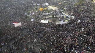 Vista general de los manifestantes en la Plaza Tahrir de El Cairo este martes