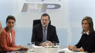 El líder del PP, Mariano Rajoy, acompañado de la secretaria general, María Dolores de Cospedal (i) y la vicesecretaria de Organización del PP, Ana Mato, durante la reunión que mantuvo hoy en Génova con los miembros del Comité de Dirección de su partido