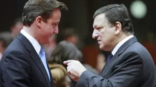 El primer ministro británico, David Cameron, habla con Durao Barroso