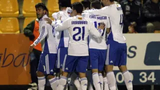 El delantero del Zaragoza Jorge Ortí celebra junto a sus compañeros el 0-1