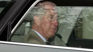 Isabel II y el Príncipe Carlos visitan al duque de Edimburgo, operado del corazón