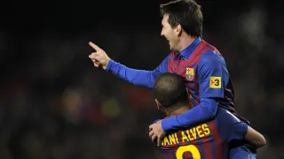 Dani Alves y Messi celebran un gol.