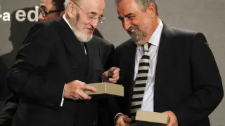 Alvaro Pombo (i), y Rafael Nadal, Premio Pla de prosa en catalán, tras recibir los galardones