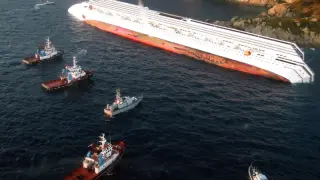 El Costa Concordia permanece encallado