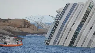 Miembros de los servicios de emergencia buscan supervivientes en el crucero Costa Concordia