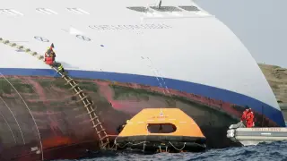 Prosiguen las labores de rescate en el interior del barco