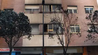 El humo ha alcanzado el séptimo piso de un edificio en la calle Félix Burriel