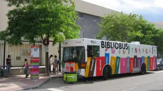 El Bibliobús, en una de sus paradas en el barrio