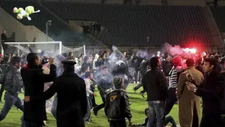Policías y aficionados egipcios se enfrentan en el estadio de Port Said