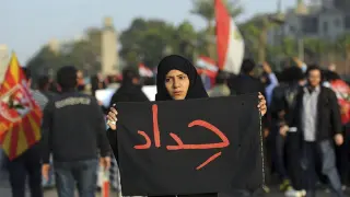 Una mujer porta un cartel que muestra la palabra "luto" por los disturbios ocurridos en Port Said.