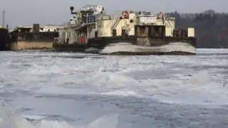 Un barco atascado en el hielo del Danubio