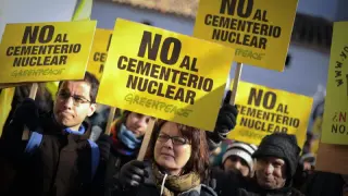 Voluntarios de Greenpeace se han manifestado en contra de la construcción del almacén de residuos nucleares.