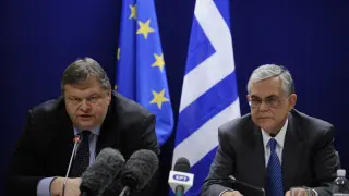 El ministro de Finanzas griego, Evangelos Venizelos, y el primer ministro griego, Lukás Papademos