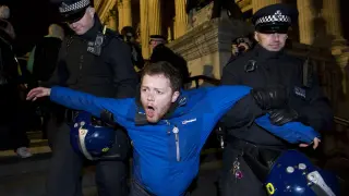 La policía desmantela el campamento de los indignados en Londres