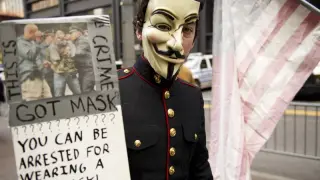 Un joven con una máscara de Anonymous.