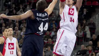 El jugador del CAI, Pablo Aguilar, salta a canasta ante la defensa del serbio, Nemanja Bjelica.