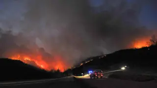 Impactante imagen del fuego a primera hora de la noche