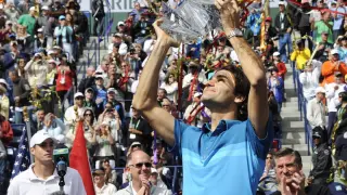 Federer gana en Indian Wells ante un combativo Isner