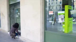 Una trabajadora abre una tienda en Zaragoza