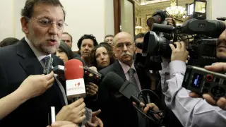 Rajoy, en el Congreso, atiende a los periodistas