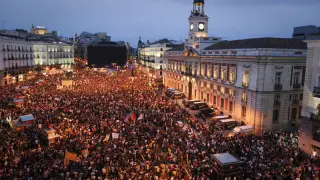 Los manifestantes continuaban en la plaza después de las 22.00
