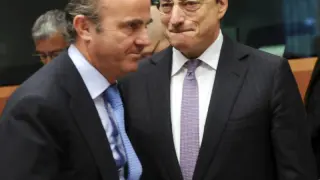 De Guindos junto a Mario Draghi en el Eurogrupo