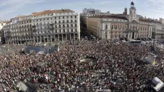 Los 'indignados' llenan la Plaza del Sol de Madrid en el primer aniversario del 15M