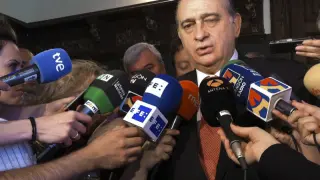 Jorge Fernández Díaz atiende a los medios en Calatayud