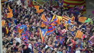 Las aficiones de Athletic y Barça tapan  con una monumental pitada el himno nacional