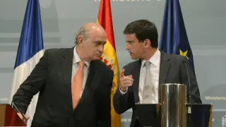 El ministro del interior español junto a su homólogo francés