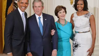 Obama y Bush, con sus respectivas esposas, en la Casa Blanca