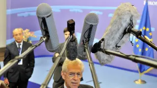 Monti abandona la reunión de la Eurozona rodeado de periodistas y micrófonos