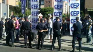Los policías a las puertas del complejo de Canillas