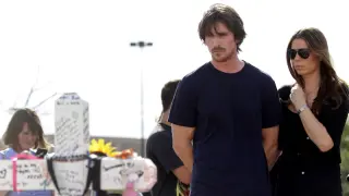 El actor Christian Bale junto a su esposa