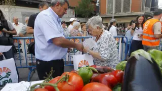 Agricultores aragoneses reparten fruta en Madrid para denunciar la crisis del sector
