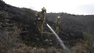 Los bomberos refrescaban la zona del incendio