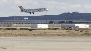 Un avión despega en el aeropuerto de Zaragoza