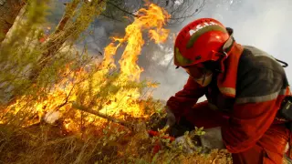 Un bombero trabaja en la extinción de las llamas el domingo en Alicante.